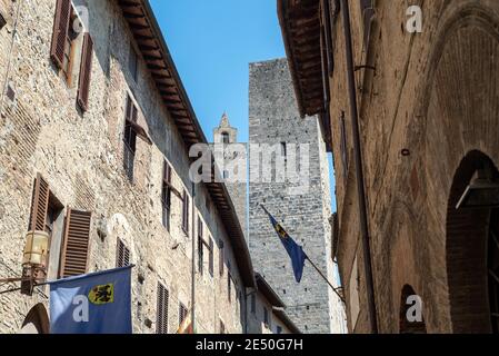 San Gimignano, Toscana, Italia - 19 giugno 2017: Passeggiata nel borgo toscano Foto Stock