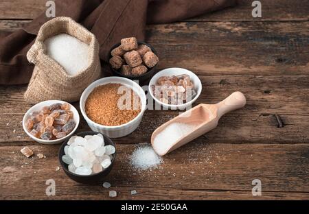 Diversi tipi di zucchero su sfondo naturale di legno. Foto Stock