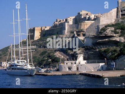 Bonifacio, Corsica, Francia (scansionato da Fujichrome Velvia) Foto Stock