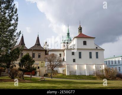 Vista verso il lato orientale della Chiesa di San Giovanni Battista in fondo alla Piazza del Castello di Teplice, Repubblica Ceca. Foto Stock