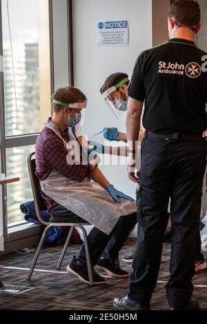 Giornata di addestramento volontario di St John Ambulance imparando come somministrare il vaccino del coronavirus, lavando le mani, mettendo i DPI sopra, CPR di compressione toracica Foto Stock