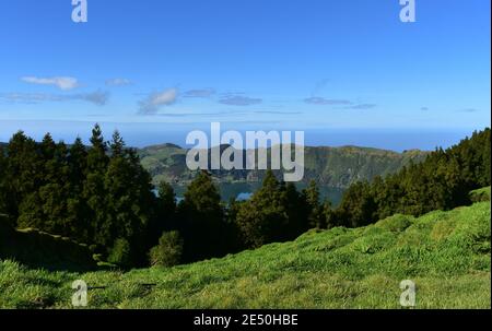 Bellissimo paesaggio lussureggiante di Sete Cidades nelle Azzorre. Foto Stock