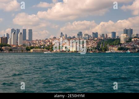 La costa di Beşiktaş è il lato europeo di Istanbul. Edifici moderni sullo sfondo. Istanbul Turchia Foto Stock