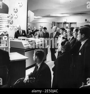 Dimostrazione del computer IBM 1440 Data Processing System al Business Show di IBM, New York Coliseum, aprile 1963. (STATI UNITI) Foto Stock