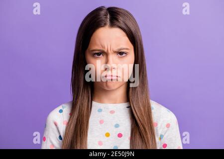 Ritratto fotografico di capretto grumoso isolato su violetto vivido colorato sfondo Foto Stock