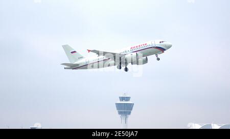 MONACO di BAVIERA, GERMANIA - 11 OTTOBRE 2015: L'Airbus A319-111 di Rossiya decollerà dall'aeroporto MUC di Monaco con la torre sullo sfondo Foto Stock