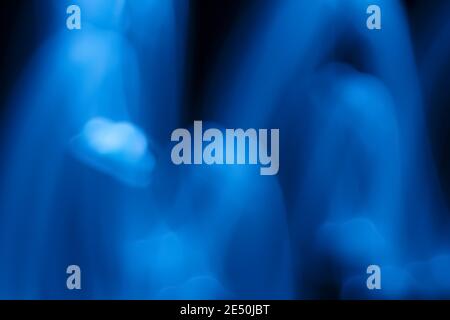 Lunga esposizione blu luci astratte texture sfondo. Disegni blu colorati su sfondo nero. Foto Stock