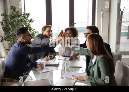 Il team aziendale è stato entusiasta e ha dato cinque anni di entusiasmo al briefing Foto Stock