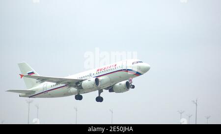 MONACO, GERMANIA - 11 OTTOBRE 2015: L'Airbus A319-111 di Rossiya decollerà dall'aeroporto MUC di Monaco Foto Stock