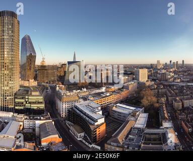 Blackfriars, South Bank - southbank torre, un blackfriars e l'Hoxton Hotel southwark. Sulla destra - Elephant e zona di rigenerazione del castello Foto Stock