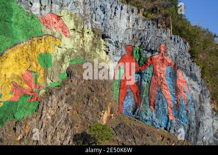 Primo piano di dipinti sul Murale della Preistoria, Muro Preistorico, di Leovigildo Gonzalez, Valle dei Vinales, Pinar del Rio, Cuba Foto Stock