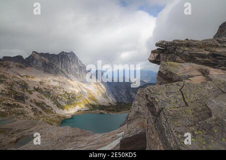 Vista dal Gimili Peak, situato nella catena Valhalla delle Selkirk Mountains nella British Columbia, Canada. Foto Stock