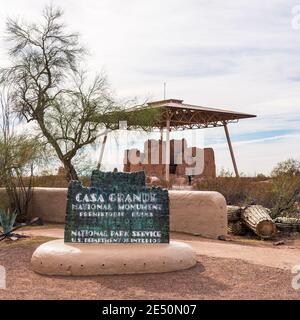 Accedi di fronte al Monumento Nazionale di Casa Grande e. Rovine preistoriche Foto Stock