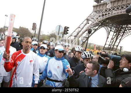 'Il campione francese del mondo 1997 di ostacoli da 400 m e l'attuale detentore del record europeo Stephane Diagana corre con la fiamma delle Olimpiadi di Pechino per la prima staffetta a Parigi, in mezzo ad un'elevata sicurezza e alle minacce di proteste 'vettacolari', in Francia, il 7 aprile 2008. La torcia delle Olimpiadi di Pechino attraverso Parigi è stata interrotta per una seconda volta lunedì, come caotiche proteste pro-tibetane scoppiato lungo il suo percorso, ha mostrato i filmati televisivi. Foto di Patrick Kovarik/piscina/ABACAPRESS.COM' Foto Stock