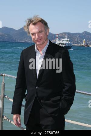 L'attore Sam Neill si pone ad una fotocellula durante la MIP TV con Milia 2008 a Cannes, Francia, il 7 aprile 2008. Foto di Denis Guignebourg/ABACAPRESS.COM Foto Stock