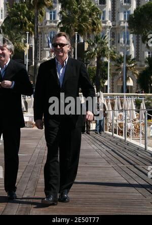 L'attore Sam Neill si pone ad una fotocellula durante la MIP TV con Milia 2008 a Cannes, Francia, il 7 aprile 2008. Foto di Denis Guignebourg/ABACAPRESS.COM Foto Stock