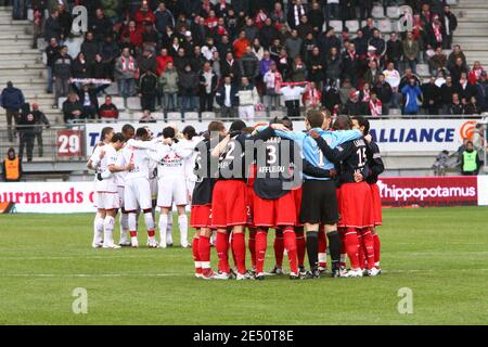 Un minuto di silenzio per il presidente della squadra di calcio ajaccio morto prima della prima partita di calcio francese, Nancy vs Paris Saint-Germain a Nancy, Francia il 6 aprile 2008. Nancy ha vinto 1-0. Foto di Mathieu Cugnot/Cameleon/ABACAPRES.COM Foto Stock