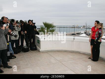 L'attrice e cantante Priscilla e Alexia Degremont dal programma televisivo francese 'Chante' posano alla MIP TV con Milia 2008 a Cannes, nel sud della Francia, l'8 aprile 2008. Foto di Denis Guignebourg/ABACAPRESS.COM Foto Stock