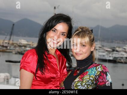 L'attrice e cantante Priscilla e Alexia Degremont dal programma televisivo francese 'Chante' posano alla MIP TV con Milia 2008 a Cannes, nel sud della Francia, l'8 aprile 2008. Foto di Denis Guignebourg/ABACAPRESS.COM Foto Stock