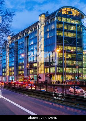 Wellcome Trust HQ Euston Rd London - sede centrale del Wellcome Trust nel Gibbs Building al numero 215 di Euston Road London. Hopkins Architetti 2004. Foto Stock