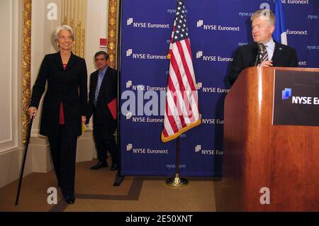 L'Amministratore Delegato di NYSE Euronext Duncan Niederauer presenta Christine Lagarde, Ministro francese dell'Economia, dell'industria e dell'occupazione, a una conferenza stampa alla Borsa di New York, NY, USA, il 14 aprile 2008. Lagarde ha affermato di sperare che le riforme induca Parigi a rivaleggiare con Londra come centro finanziario mondiale. Foto di Gregorio Binuya/ABACAPRESS.COM Foto Stock