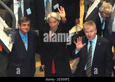 Christine Lagarde, ministro francese dell'Economia, dell'industria e dell'occupazione, (C) ha fatto il suo ingresso con il Vice CEO di NYSE Euronext Jean-Francois Theodore (L) e il Chief Executive di NYSE Euronext Duncan Niederauer (R) alla Borsa di New York City, NY, USA, il 14 aprile 2008. Lagarde ha affermato di sperare che le riforme induca Parigi a rivaleggiare con Londra come centro finanziario mondiale. Foto di Gregorio Binuya/ABACAPRESS.COM Foto Stock