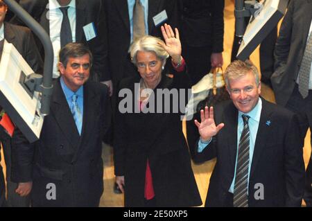 Christine Lagarde, ministro francese dell'Economia, dell'industria e dell'occupazione, (C) ha fatto il suo ingresso con il Vice CEO di NYSE Euronext Jean-Francois Theodore (L) e il Chief Executive di NYSE Euronext Duncan Niederauer (R) alla Borsa di New York City, NY, USA, il 14 aprile 2008. Lagarde ha affermato di sperare che le riforme induca Parigi a rivaleggiare con Londra come centro finanziario mondiale. Foto di Gregorio Binuya/ABACAPRESS.COM Foto Stock