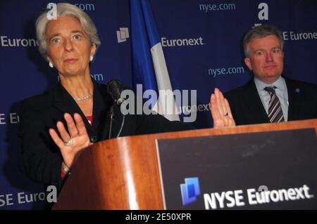 Christine Lagarde, ministro francese dell'Economia, dell'industria e dell'occupazione, (L) è presente in una conferenza stampa accanto al Chief Executive Duncan Niederauer di NYSE Euronext presso la Borsa di New York, NY, USA, il 14 aprile 2008. Lagarde ha affermato di sperare che le riforme induca Parigi a rivaleggiare con Londra come centro finanziario mondiale. Foto di Gregorio Binuya/ABACAPRESS.COM Foto Stock