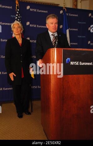 L'Amministratore Delegato di NYSE Euronext Duncan Niederauer presenta Christine Lagarde, Ministro francese dell'Economia, dell'industria e dell'occupazione, a una conferenza stampa alla Borsa di New York, NY, USA, il 14 aprile 2008. Lagarde ha affermato di sperare che le riforme induca Parigi a rivaleggiare con Londra come centro finanziario mondiale. Foto di Gregorio Binuya/ABACAPRESS.COM Foto Stock