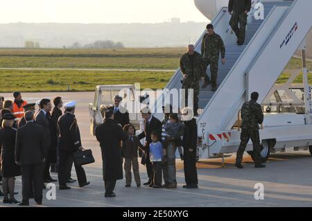 I passeggeri francesi e i membri dell'equipaggio dello yacht di lusso francese Ponant sono accolti dal presidente francese Nicolas Sarkozy, dal ministro della Difesa Herve Morin e dai loro parenti all'aeroporto di Orly vicino a Parigi, Francia, il 14 aprile 2008. Foto di Abd Rabbo-Taamallah/ABACAPRESS.COM Foto Stock