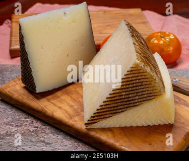 Collezione di formaggi, pezzi di formaggio spagnolo duro manchego curado, viejo e Iberico primo piano Foto Stock