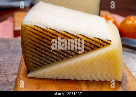 Collezione di formaggi, pezzi di formaggio spagnolo duro manchego curado, viejo e Iberico primo piano Foto Stock