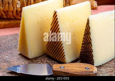 Collezione di formaggi, pezzi di formaggio spagnolo duro manchego curado, viejo e Iberico primo piano Foto Stock