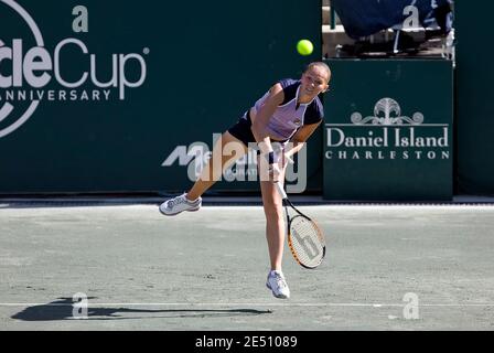 L'ucraino Tatiana Perebiynis gioca contro Maria Sharapova della Russia al torneo di tennis Family Circle a Charleston, SC USA, il 17 aprile. 2008. Foto di Walter G. Arce/CalSport Media/ABACAPRESS.COM Foto Stock