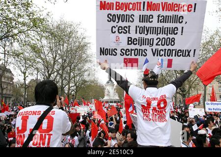 Centinaia di persone, per lo più studenti e espatriati cinesi, dimostrano di sostenere i prossimi Giochi Olimpici di Pechino e di "conservare la verità sul governo cinese in Tibet", a Paris'Republic Place, Francia, il 19 aprile 2008. Centinaia di cinesi hanno protestato oggi a Pechino e in diverse altre città contro la Francia per il suo atteggiamento nei confronti del Tibet e dei Giochi Olimpici. Molti manifestanti si sono riuniti davanti a rami di Carrefour, la catena di supermercati francese accusata da alcuni cinesi di sostenere il Tibet, un'accusa che nega. Foto di Stephane Gilles/ABACAPRESS.COM Foto Stock