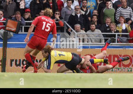 Aurelien Rougerie di Clermont, è affrontato da Yannick Jauzion di Tolosa, segna una prova e Cedric Heymans di Tolosa guarda l'azione durante la partita di rugby francese Top 14 union Toulouse vs Clermont-Ferrand allo stadio di Tolosa, Francia il 19 aprile 2008. Clermont si è messo in pole position per finire in cima al campionato francese sabato, quando hanno battuto secondo posto Tolosa 23-11 per registrare la loro quinta vittoria successiva e inviare loro cinque punti di distanza dai loro rivali. Foto di Alex/Cameleon/ABACAPRESS.COM Foto Stock