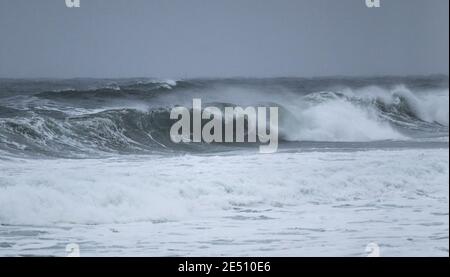 Tempesta stagcape in New England durante un uragano. Grandi onde oceaniche e acque bianche. Foto Stock