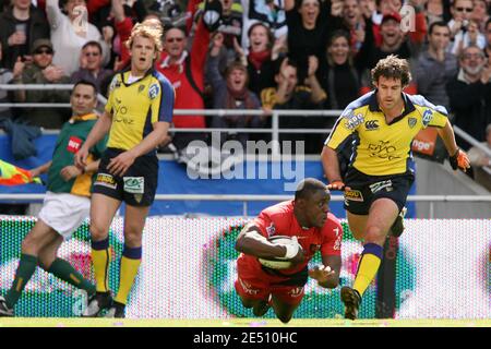 Yannick Nyanga di Tolosa segna una prova e Aurelien Rougerie di Clermont, Brock James guarda l'azione durante la partita di rugby francese Top 14 union Tolosa vs Clermont-Ferrand allo stadio di Tolosa, Francia il 19 aprile 2008. Clermont si è messo in pole position per finire in cima al campionato francese sabato, quando hanno battuto secondo posto Tolosa 23-11 per registrare la loro quinta vittoria successiva e inviare loro cinque punti di distanza dai loro rivali. Foto di Alex/Cameleon/ABACAPRESS.COM Foto Stock