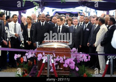 Serge Letchimy, presidente francese Nicolas Sarkozy, Patrick Devedjian, Christine Albanel e Yves Jego partecipano ad una cerimonia funeraria alla memoria di Aime Cesaire presso lo stadio Aliker, Fort de France, Martinica, il 20 aprile 2008. Foto di Jacques Witt/piscina/ABACAPRESS.COM Foto Stock