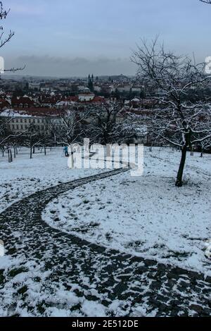 Vista panoramica di Praga dalla collina Petrin e dai giardini, repubblica Ceca. Praga inverno panorama.Snowy giorno in città.Amazing europeo città freddo noi Foto Stock