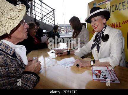 Secondo classificato della pagante eletta Miss France 2008, Laura Tanguy, insieme alla presidente del Comitato di Miss Francia Genevieve de Fontenay, firma autografi come patrono del Gran Premio di Buscat Horsetracks a le Bouscat, Francia sudoccidentale, il 23 aprile 2008. Laura Tanguy sarà la rappresentante francese del concorso Miss Universo 2008, come Miss Francia 2008 Valerie Begue dimise dopo la pubblicazione di immagini equivoche. Foto di Patrick Bernard/ABACAPRESS.COM Foto Stock