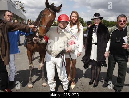 Seconda seconda classificata tra le 2008, Laura Tanguy si pone al fianco della presidente del Comitato di Miss Francia Genevieve de Fontenay e di un fantino, come patrono del Gran Premio di Bouscat Horsetracks a le Bouscat, Francia sudoccidentale, il 23 aprile 2008. Laura Tanguy sarà la rappresentante francese del concorso Miss Universo 2008, come Miss Francia 2008 Valerie Begue dimise dopo la pubblicazione di immagini equivoche. Foto di Patrick Bernard/ABACAPRESS.COM Foto Stock