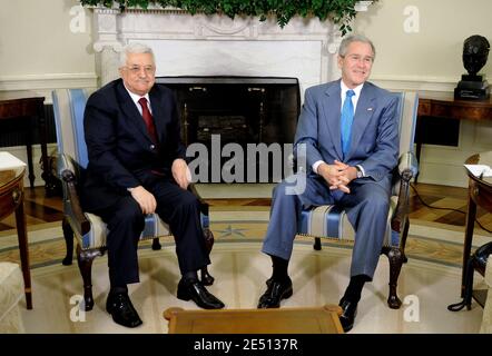 Il presidente DEGLI STATI UNITI George W. Bush (R) siede accanto al presidente dell'autorità palestinese Mahmoud Abbas durante un incontro presso l'Ufficio ovale della Casa Bianca a Washington, DC, USA il 24 aprile 2008. Foto di Olivier Douliery/ABACAPRESS.COM Foto Stock