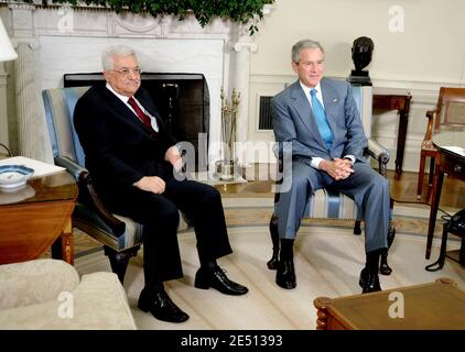 Il presidente DEGLI STATI UNITI George W. Bush (R) siede accanto al presidente dell'autorità palestinese Mahmoud Abbas durante un incontro presso l'Ufficio ovale della Casa Bianca a Washington, DC, USA il 24 aprile 2008. Foto di Olivier Douliery/ABACAPRESS.COM Foto Stock