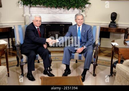 Il presidente DEGLI STATI UNITI George W. Bush (R) siede accanto al presidente dell'autorità palestinese Mahmoud Abbas durante un incontro presso l'Ufficio ovale della Casa Bianca a Washington, DC, USA il 24 aprile 2008. Foto di Olivier Douliery/ABACAPRESS.COM Foto Stock