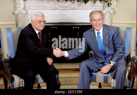 Il presidente DEGLI STATI UNITI George W. Bush (R) siede accanto al presidente dell'autorità palestinese Mahmoud Abbas durante un incontro presso l'Ufficio ovale della Casa Bianca a Washington, DC, USA il 24 aprile 2008. Foto di Olivier Douliery/ABACAPRESS.COM Foto Stock