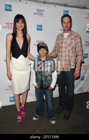 (L-R) gli attori Michelle Monaghan e Jimmy Bennett e il regista James Mottern partecipano alla prima mondiale di 'Trucker' tenutasi al Village East Cinemas nell'ambito del Tribeca Film Festival 2008 a New York City, USA il 24 aprile 2008. Foto di Gregorio Binuya/ABACAPRESS.COM Foto Stock