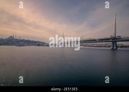 Ponte della metropolitana Halic a Istanbul Foto Stock