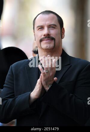 John Travolta partecipa alla cerimonia in cui l'ex CEO di Walt Disney Co. Michael D. Eisner è onorato con la 2.361° stella sulla Hollywood Walk of Fame accanto al Teatro El Capitan di Los Angeles, CA, USA 25 aprile 2008. Foto di Lionel Hahn/ABACAPRESS.COM Foto Stock