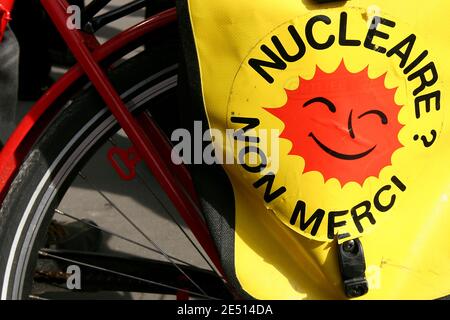 La manifestazione anti-nucleare durante la Giornata internazionale d'azione di Chernobyl, a Parigi, in Francia, il 26 aprile 2008. Il reattore n. 4 di Chernobyl è esploso il 26 aprile 1986. In occasione del 22° anniversario del disastro di Chernobyl, l'Associazione 'Sortir du nucleaire' (uscita dal nucleare) riunirà la prima Giornata internazionale di mobilitazione contro l'energia nucleare, intitolata 'Chernobyl Day' in omaggio alle vittime. Foto di Stephane Gilles/ABACAPRESS.COM Foto Stock